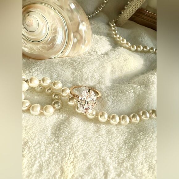 Gorgeous Oval cut cubic zirconia solitaire ring - Picture 6 of 9